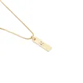 Detaillierte Makroansicht einer goldenen Box-Kette mit buntem Zirkonia-Buchstabe-H-Anhänger - Buchstabe H
