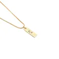 Detailansicht goldene Halskette mit rechteckigem Anhänger und buntem Zirkonia Buchstaben E - Buchstabe E