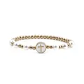 Elegante pulsera de cuentas doradas, perlas blancas y un dije colgante de cruz central - Cruz