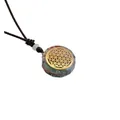Vue macro du pendentif Orgone Arbre de Vie avec pierres naturelles et résine - Style Fleur de Vie Rond (NSN0287)