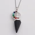Nahaufnahme des Lebensbaum-Anhängers mit sieben Chakra-Steinen und schwarzem Bergkristall - Blauer Sandstein Stil (NSN00330)