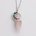 Detailansicht des Lebensbaum-Anhängers mit sieben Chakra-Steinen und rosa Kristallspitze - Rosenquarz-Stil (NSN00324)