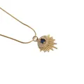Detailopname van gouden evil eye hanger met blauwe zirkoon en zonnestraal kwastje - Stralende Slangenketting Stijl (0974YH)