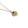 Macro-opname van gouden evil eye hanger met blauwe zirkoon en fijne kralenketting - Sterrenstoot Wimpers Kralenketting Stijl (0974YH)