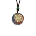 Macro-opname van de achthoekige Levensboom hanger met edelstenen en gevlochten koord - Geometrisch Totem Achthoekige Stijl (NSN-21070288)