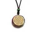 Macro-opname van de levensboom Orgone-hanger met kleurrijke stenen en geweven koord - Bloem des Levens Ronde Stijl (NSN-21070287)