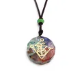 Macro-opname van een achthoekige Orgone hanger met chakra stenen en de levensboom symbool - Sigil Achthoekige Stijl (NSN-21070286)