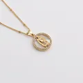 Detalle de collar dorado con circonitas y colgante religioso de la Virgen María - Estilo Cadena con Cuentas Circular (000107)