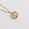 Detalle de medalla de la Virgen María con circonitas micro-pavé y nácar en oro - Estilo Cadena con Cuentas de Concha Circular (000106)