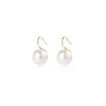 Orecchini di perle rotonde vintage francesi con ganci dorati su sfondo bianco - Perla da 10mm