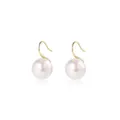 Orecchini di perle bianche tonde con ganci minimalisti in metallo dorato su sfondo bianco - Perla da 12mm