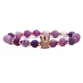 Primer plano de cuentas violetas con textura y dije de corona de oro rosa en pulsera - Corona de Piedra Desgastada