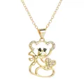 Collier ours doré avec pierres de zircon blanches et noires sur une chaîne simple - Ours avec oreiller coeur rouge creux