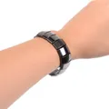 Bracelet magnétique en hématite noire avec perles rectangulaires au poignet d'un homme - Style Bloc Plat Rectangulaire Noir Brillant (Magnétique)