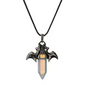 Gothic Fledermausflügel Anhänger mit sechseckigem Kristallpunkt an schwarzer Kordel - Opal (CN000500) Wachsseil
