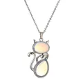 Collana con ciondolo a forma di gatto in metallo lucido con due pietre di opale bianco su fondo bianco - Stile Opale (NSN0144)