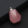 Facettierter Rosenquarz-Kristallanhänger mit Silberkappe auf schwarzem Leder - Rosenquarz-Anhänger Ohne Kette