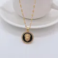 Löwenkopf-Rundanhänger-Halskette mit schwarzer Emaille und weißen Strasssteinen - Schwarz / Lippenkette