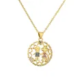 Collier doré avec pendentif ajouré en forme de cœur et figurines en zircon coloré - Garçon et Fille de Dessin Animé se Tenant la Main