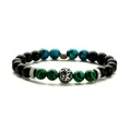 Bracelet de perles en œil de tigre et agate avec breloque croix en acier sur fond blanc - Acier Malachite