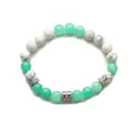 Naturstein-Perlenarmband mit weißem Türkis und hellgrünen Steinen und Metall-Charms - Grüne Jade Und Weißer Türkis