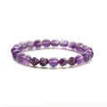 8mm lila Amethyst Perlenarmband mit facettierten Akzenten auf weißem Hintergrund - Amethyst