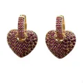 Boucles d'oreilles cœur dorées ornées de zircons magenta sur fond blanc immaculé - Cœur Rouge