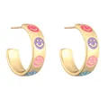 Gouden C-vormige oorbellen met kleurrijke emaille smileys op een witte achtergrond - Smile Face Patroon (CE00158YH)