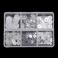 Vista superior de espaciadores de plástico transparente y cierres de plata en una caja - Surtido Multitalla y Caja de Seis Rejillas