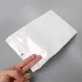 Sachet bijoux blanc nacré avec fermeture éclair, trou de suspension et fini opaque - 16x24cm (50 Pièces/Paquet)