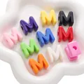 Mélange de perles en acrylique lettre M avec trous latéraux pour bijoux DIY et artisanat - Largeur 14-21mm Hauteur 20-21mm Trou 5mm 500g/Paquet / Lettre M Couleurs Mélangées Aléatoires (Environ 127 pcs)