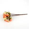 Künstlicher orange-rosa Rosenknospenstrauß mit weißen Beeren und grünen Blättern - Ca. 24cm lang (1 Bündel/Packung) / Sonnenuntergangsrot
