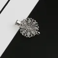 Barrette à cheveux vintage en métal argenté avec des motifs évidés complexes - Pince Bec de Canard Plume de Paon Blanc K / 1pc/paquet