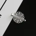 Barrette papillon vintage argentée avec motif floral ajouré et pince à bec de canard - Pince Bec de Canard Plume de Paon Argent / 1pc/paquet