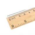 Ago da cucito argento da 4.5cm con cruna grande in acciaio su un righello - 0.7x40mm