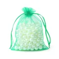 Bolsa de organza verde con cordón y perlas blancas para joyería de bricolaje - Aprox. 7x9cm (10 Unidades/Paquete) / Verde