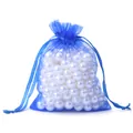 Bolsa de organza azul oscuro con cordón rellena de elegantes perlas blancas - Aprox. 7x9cm (10 Unidades/Paquete) / Azul marino