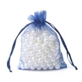 Bolsa de organza azul con cordón y perlas blancas sobre un fondo blanco puro - Aprox. 7x9cm (50 Piezas/Paquete) / Azul marino