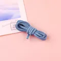 Flache 3mm blaue Velourslederschnur für DIY handgemachte Armbänder und Halsketten - In Rolle / Hellblau