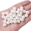 Perles rondes en verre blanc pour bijoux DIY, présentées dans la paume de la main - 2 Pièces/Paquet / Env. 10mm (Trou 1mm) / Blanc