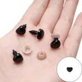 Zwarte acryl veiligheidsogen en neuzen voor knuffels gepresenteerd op de handpalm - 10x11mm Driehoekige Neuzen met ringen
