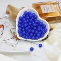 Perles acryliques bleu roi avec motifs géométriques blancs dans un bol en cœur - Bleu saphir