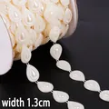 Zweireihiger ABS Tropfenperlenbesatz in Cremeweiß mit 1,3 cm Breitenangabe im Detail - Großer Wassertropfen / Doppellinie