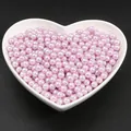 Perles roses brillantes en forme de cœur dans un plateau pour bijoux faits à la main - Mauve Clair