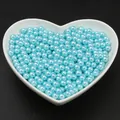 Perles d'imitation bleu clair avec fini brillant dans un plateau en cœur pour bijoux DIY - Rose bonbon