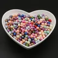 Mélange de perles rondes en ABS colorées dans un plateau en cœur pour bijoux artisanaux - Couleurs Mélangées Aléatoires