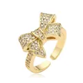 Nahaufnahme des goldenen Schleifenrings mit weißen Zirkonia im verstellbaren offenen Design - Stil CE00846YH / Gold