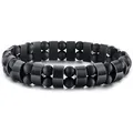 Dettaglio di bracciale a doppio strato con perle nere opache e cubi di metallo lucido - Doppia Fila Nero Opaco