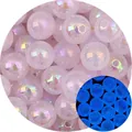 Dettaglio macro di perle acriliche rosa luminose con glitter iridescenti per gioielli - 12mm / 5 Pezzi / Rosa chiaro