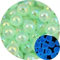 Dettaglio di perle tonde acriliche luminose con finitura iridescente e luce blu scura - 12mm / 5 Pezzi / Verde
